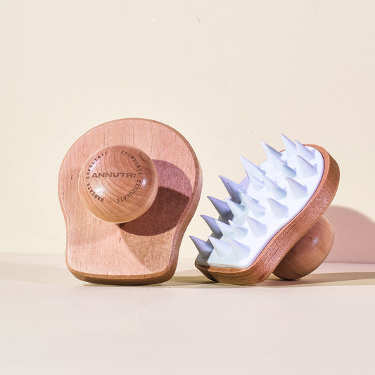 ANNUTRI Wooden scalp massager with white NATURAL RUBBER bristles on a beige background