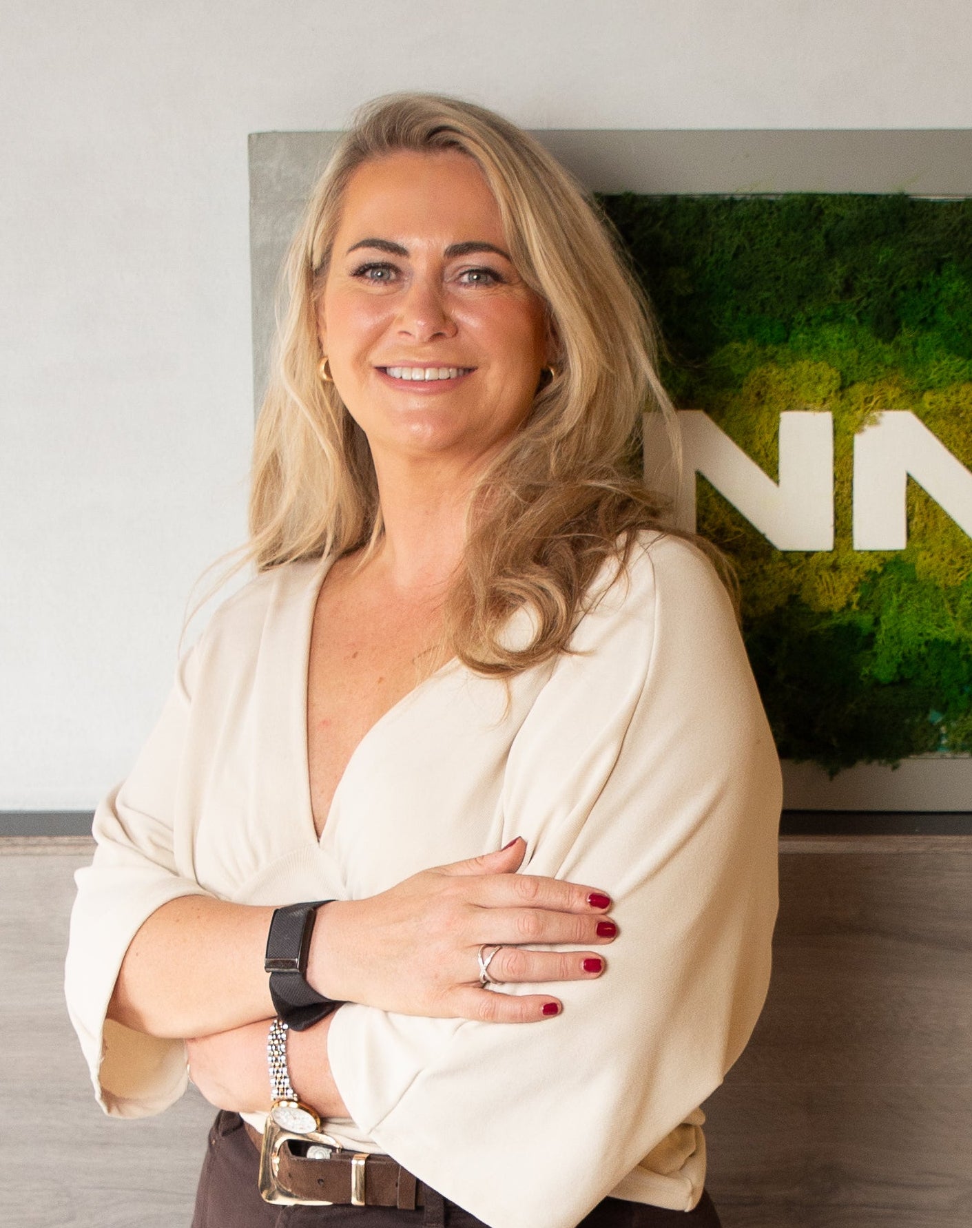 Woman standing in front of a wall with 'ANNUTRI' branding